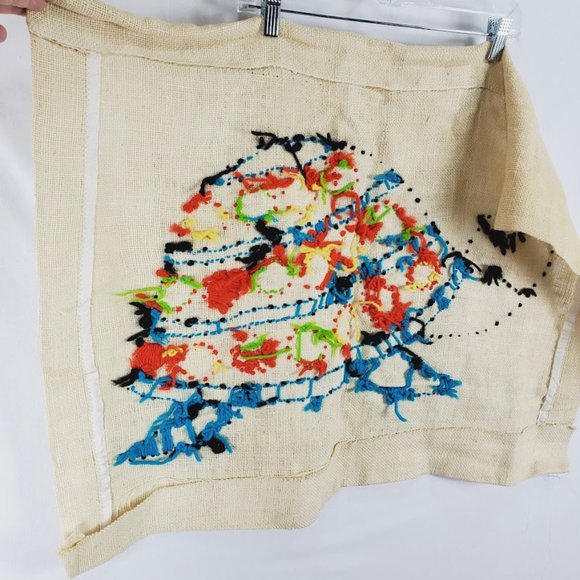 Vintage Burlap Crewel Happy Turtle Wall Hanging Needlecraft Art 24x30 - Picture 4 of 4